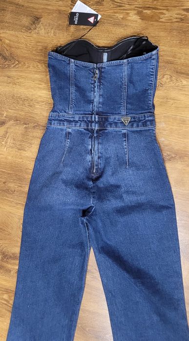 Kombinezon damski jeansowy z rozszerzanymi nogawkami flare Guess 26/34