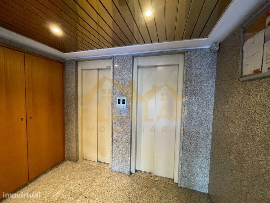 Apartamento T2 Mobilado com Box de Estacionamento em Localização Pr...