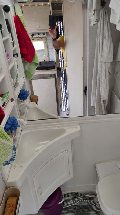 Autocaravana com 4 lugares na cabine e três portas