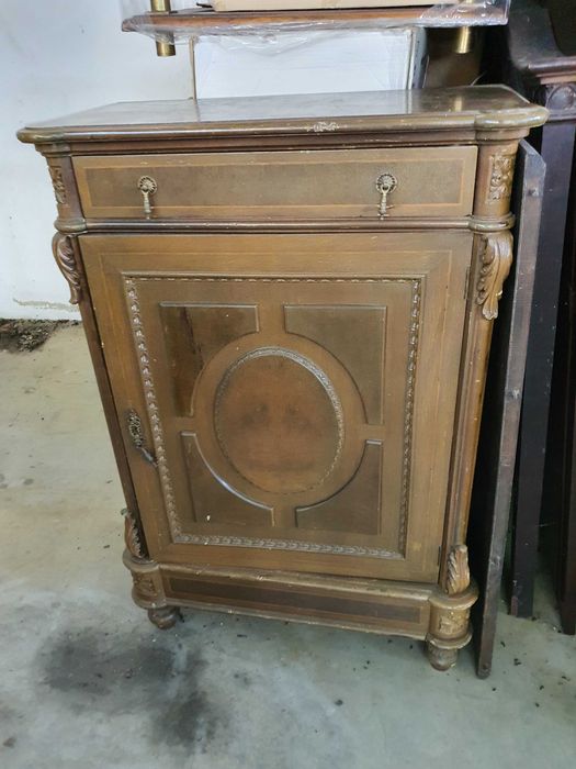 Móvel antigo em madeira