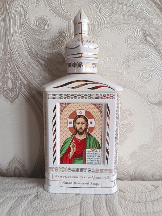 Фарфорові чашки,хрусталь.