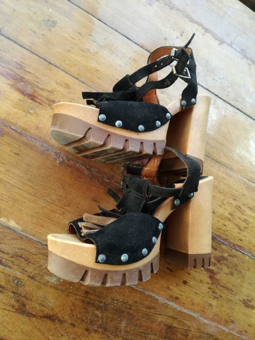 Sandálias pretas de tacão in extenso