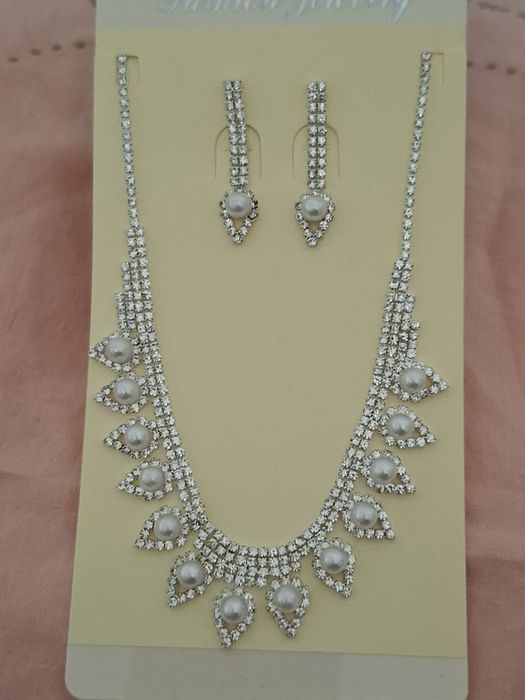 Conjunto de colar e brincos brihantes e pérolas 
Novo