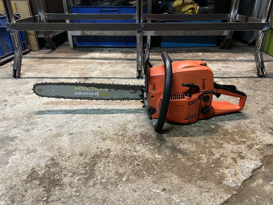 Motoserra a funcionar