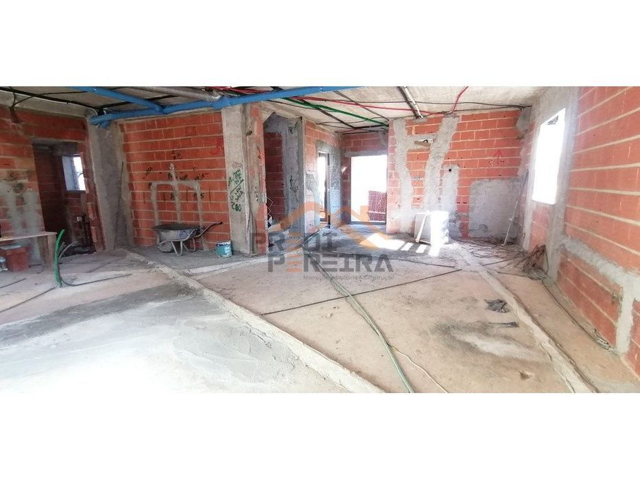 Moradia T4 em fase de construção, situada no Bairro Casal São Sebas...