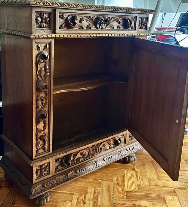 Móvel em madeira maciça trabalhada