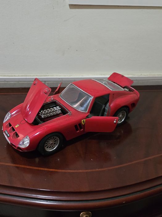 Ferrari 250 GTO (1962) - Escala 1/18 - Burago (Made in Italy)