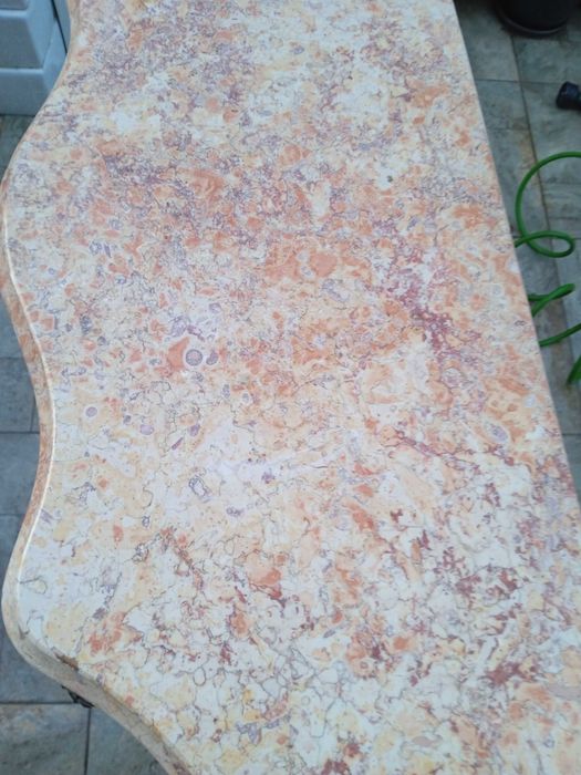 Aparador antigo com pedra