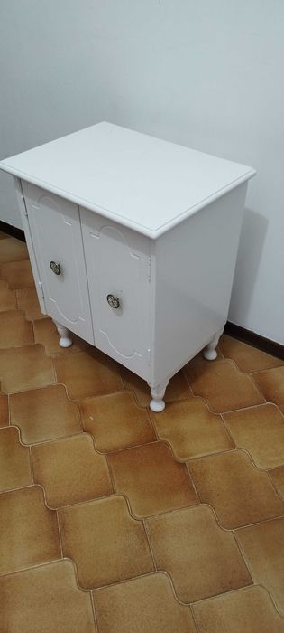Mesinha cabeceira com 2 portas