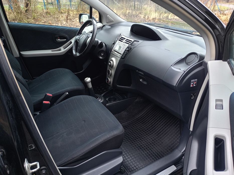 Toyota Yaris** 1.3 benzyna**czujniki**klima**alufelgi**