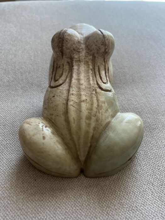 Sapo em jade natural