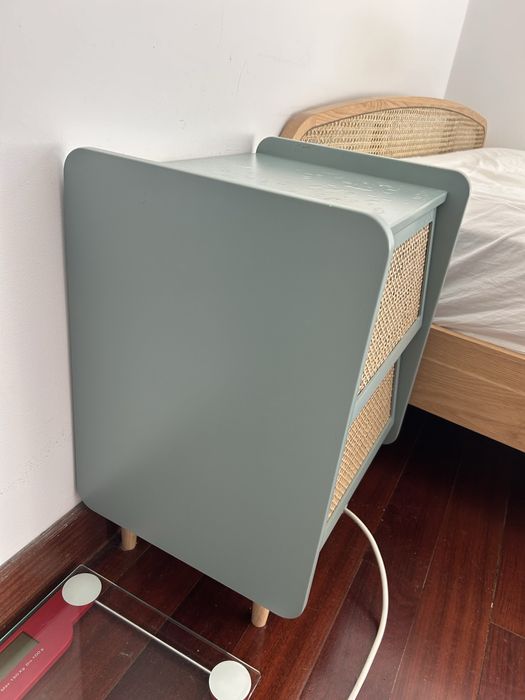 Vendo Cama queen size sem colchao e mesa de cabeceira