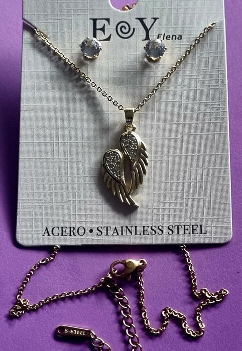 Conjunto dourado (colar e brincos) com asas de anjo. Tem extensor