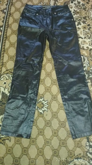 Нові жіночі брюки.