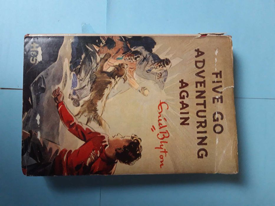 Livro- Ref CxC- Five Go Adventuring Again