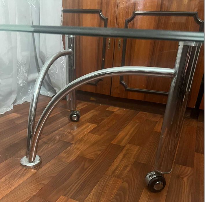 Журнальный стеклянный стол на колесиках