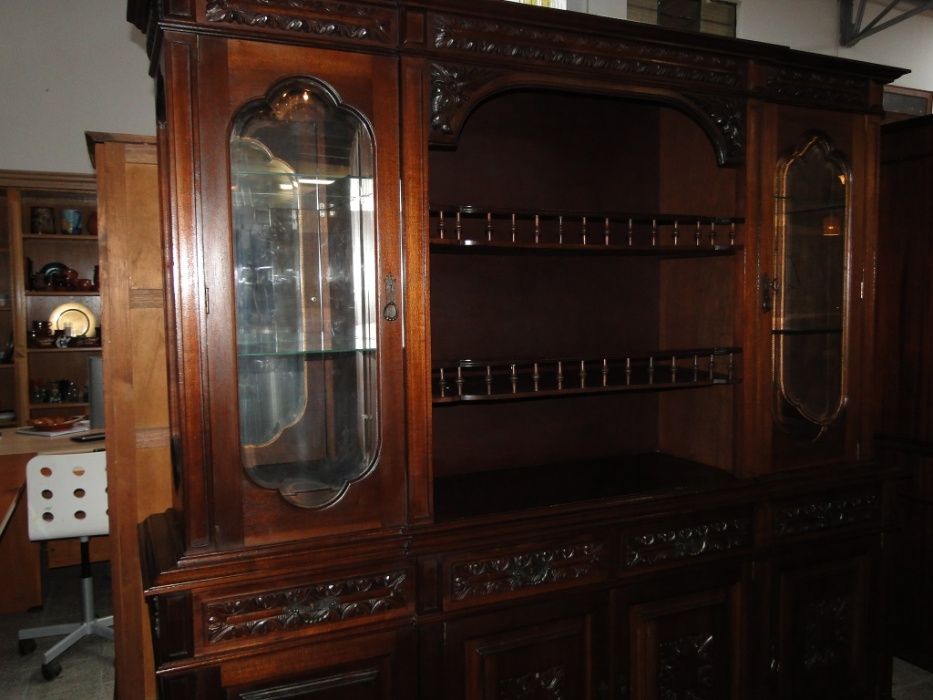 Móvel de sala em madeira trabalhada com cristaleira - óptimo estado T