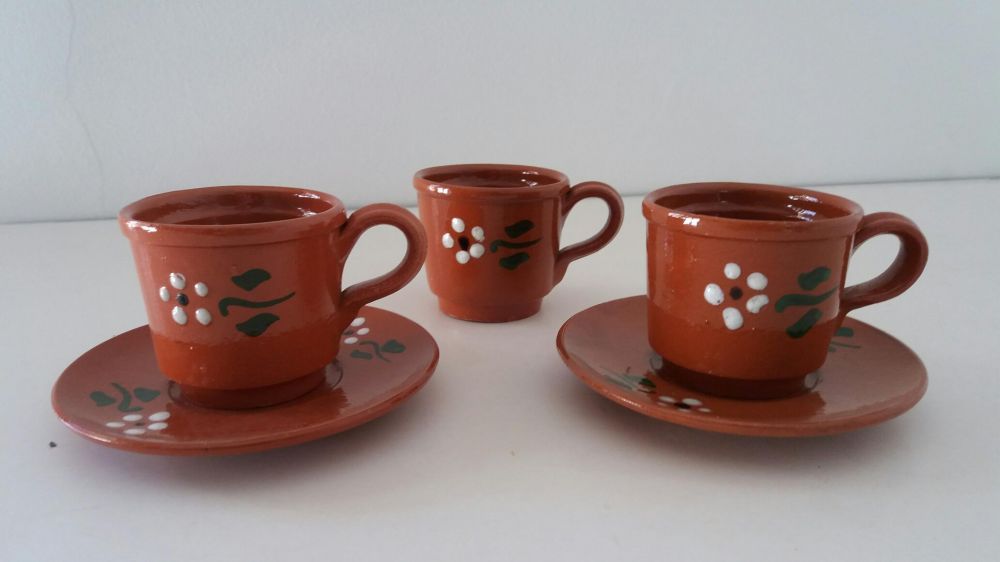 Chávenas de café em barro antigas