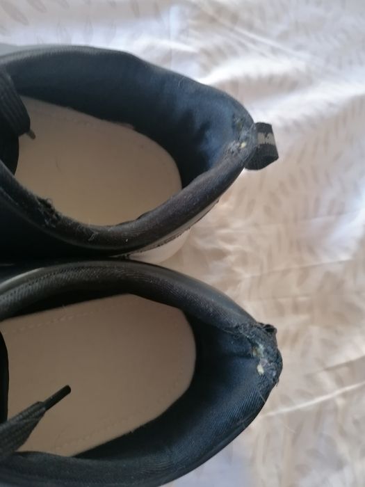 Sapatos Pretos (com bastante uso)