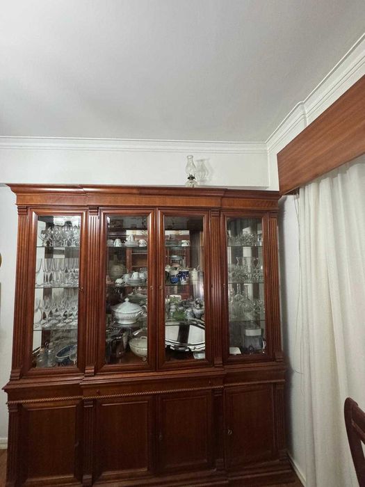 venda  de móveis em ótimo estado mesa , cadeiras e 2 estantes