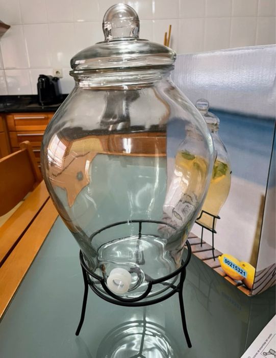 Jarro de vidro com torneira