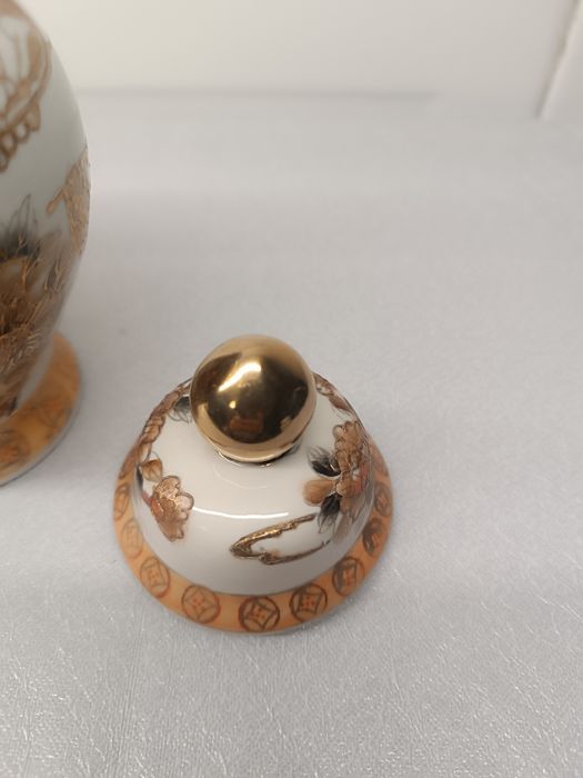 Pote de Porcelana Japonesa Kutani. 18 cm. Pintando à  Mão