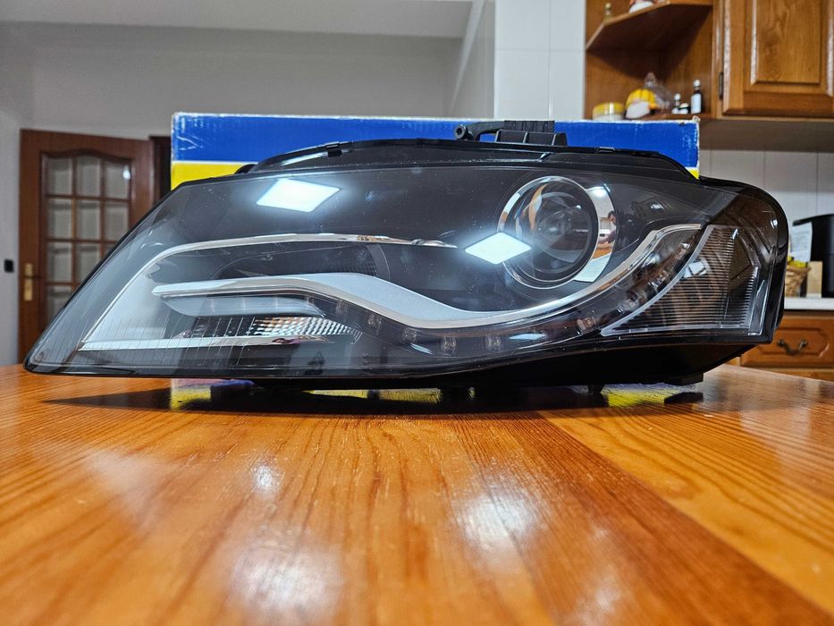 Farol AUDI A4 esquerdo com defeito informático de fabrico