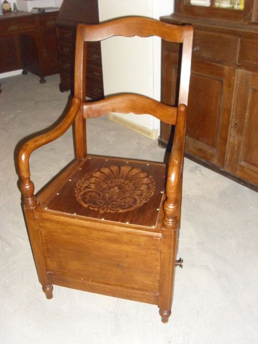 Cadeirão / retrete - muito antigo