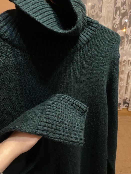 Довга тепла вʼязана зелена сукня