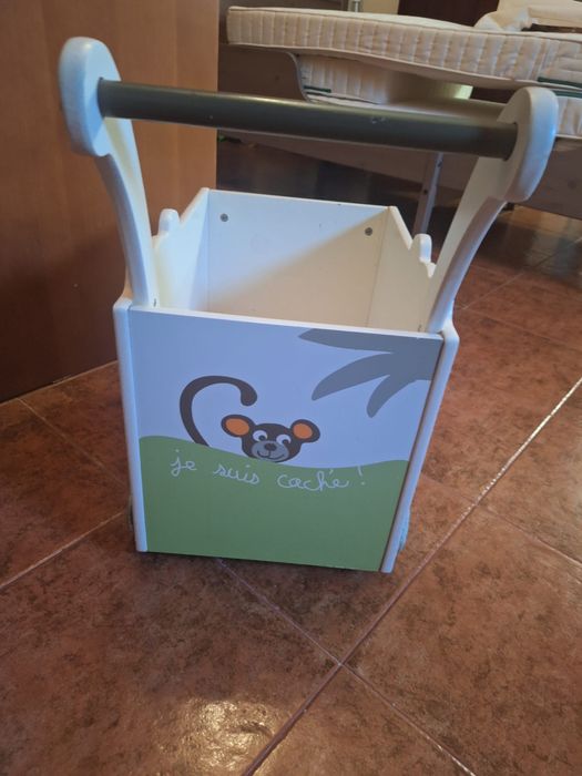 Conjunto de cabide e carro andarilho