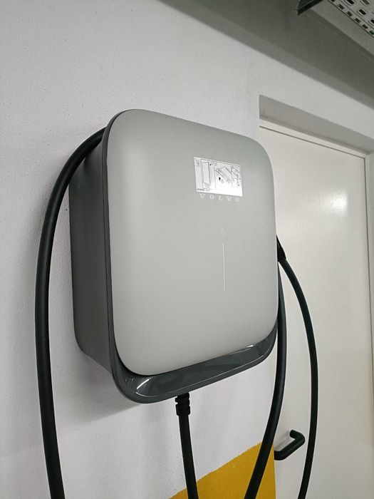 Instalação de Wallbox com controlo de carga dinâmico e integração solar.