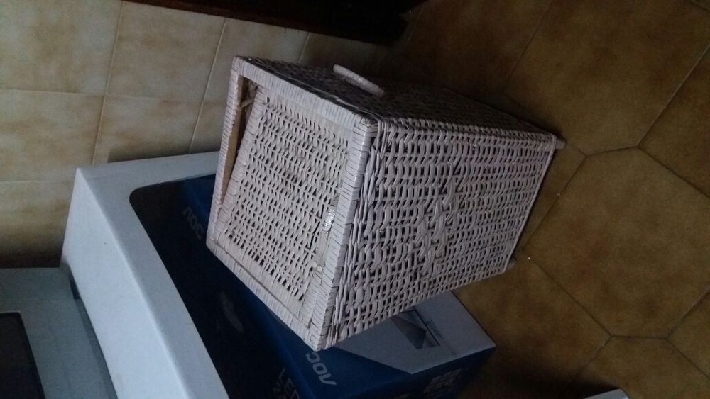 Cesta de palha com tampa