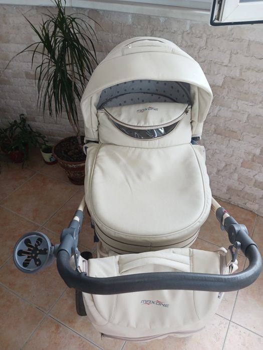 Продам срочно коляску состояние нормальное фирмы MAXONE
