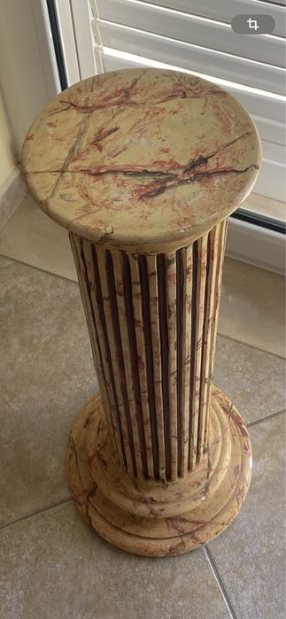 Coluna de gesso pintada a mao