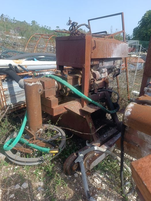 Máquina de serrar pedra , tem motor lombardini   a gasóleo.