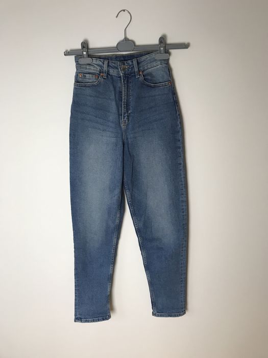 Ciemne niebieskie jeansy mom jeans z wysokim stanem H&M