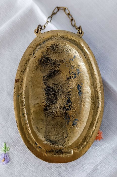 Medalhão com Camafeu em Latão