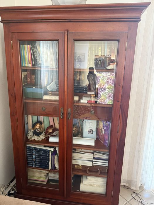 Móvel em madeira maciça