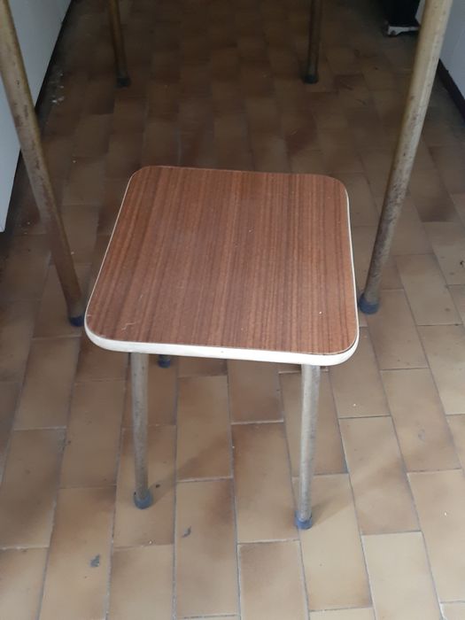 Mesa de cozinha e 2 bancos