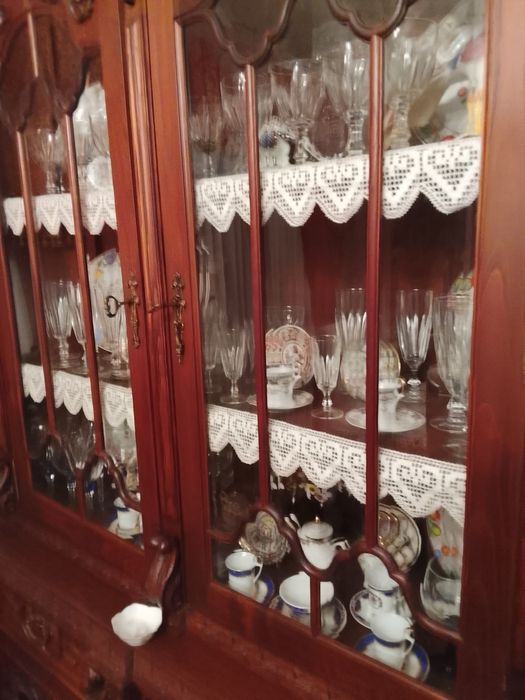Móvel de sala em madeira trabalhada.