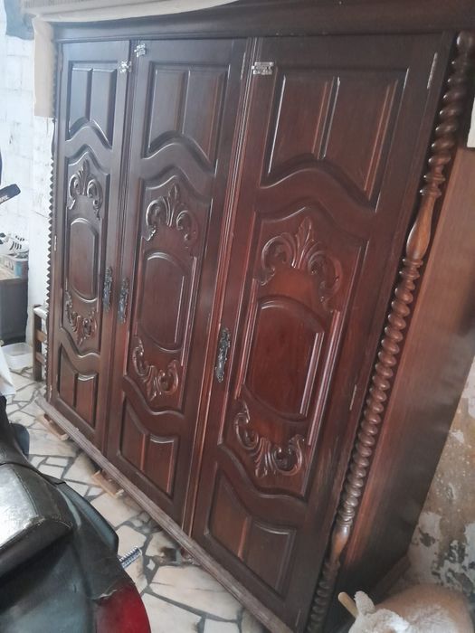 Guarda fatos semi-novo