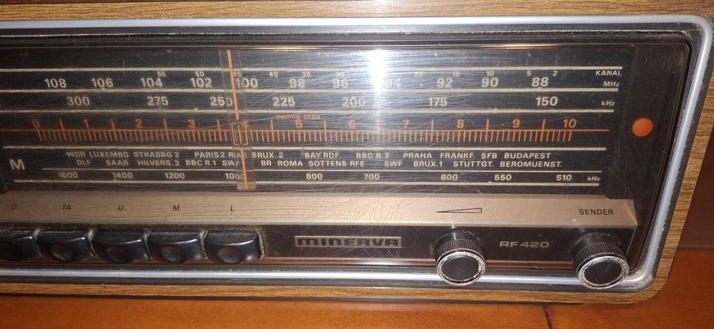 Rádio antigo a funcionar Minerva