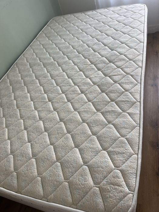 Cama sommier e colchão corpo e meio 110x195cm
