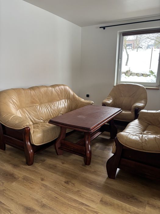 Zestaw mebli skórzanych z drewnianym stolikiem