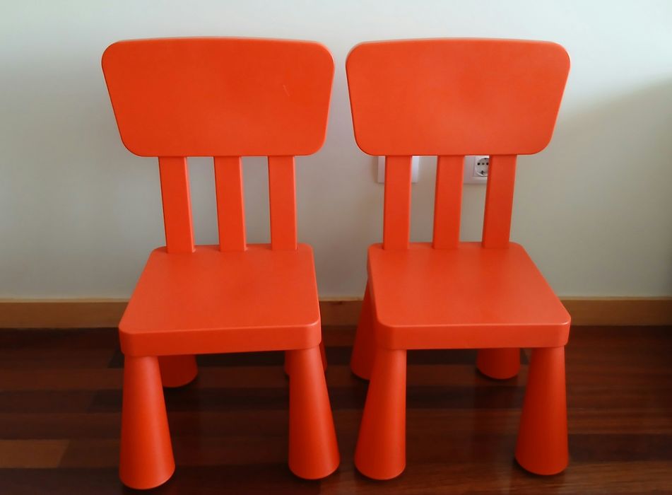 Mesa com cadeiras e banco