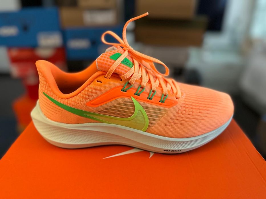 Продам кроссовки Nike, размер 40