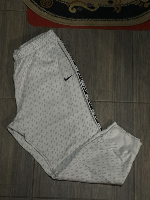 Бомбезні штани від Nike монограмні! розмір L/XL