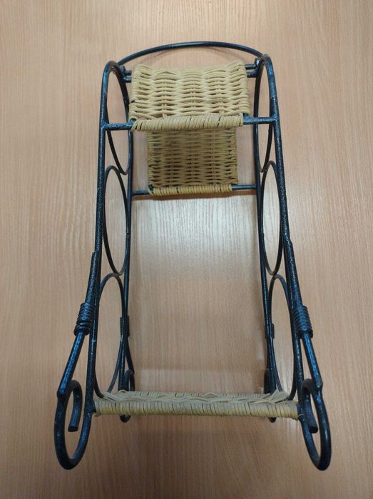 Ratanowy stojak do wina metaloplastyka