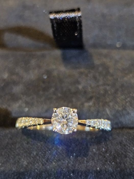 Pierścionek zaręczynowy z białego złota 18K – diamenty 0,55 ct( NOWY )