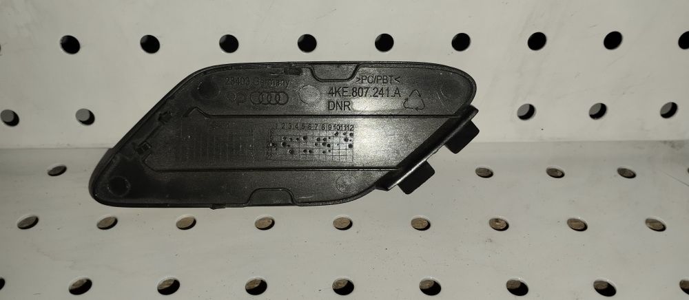 Заглушка переднего бампера буксировочного крюка Audi Q8 E-Tron S-line